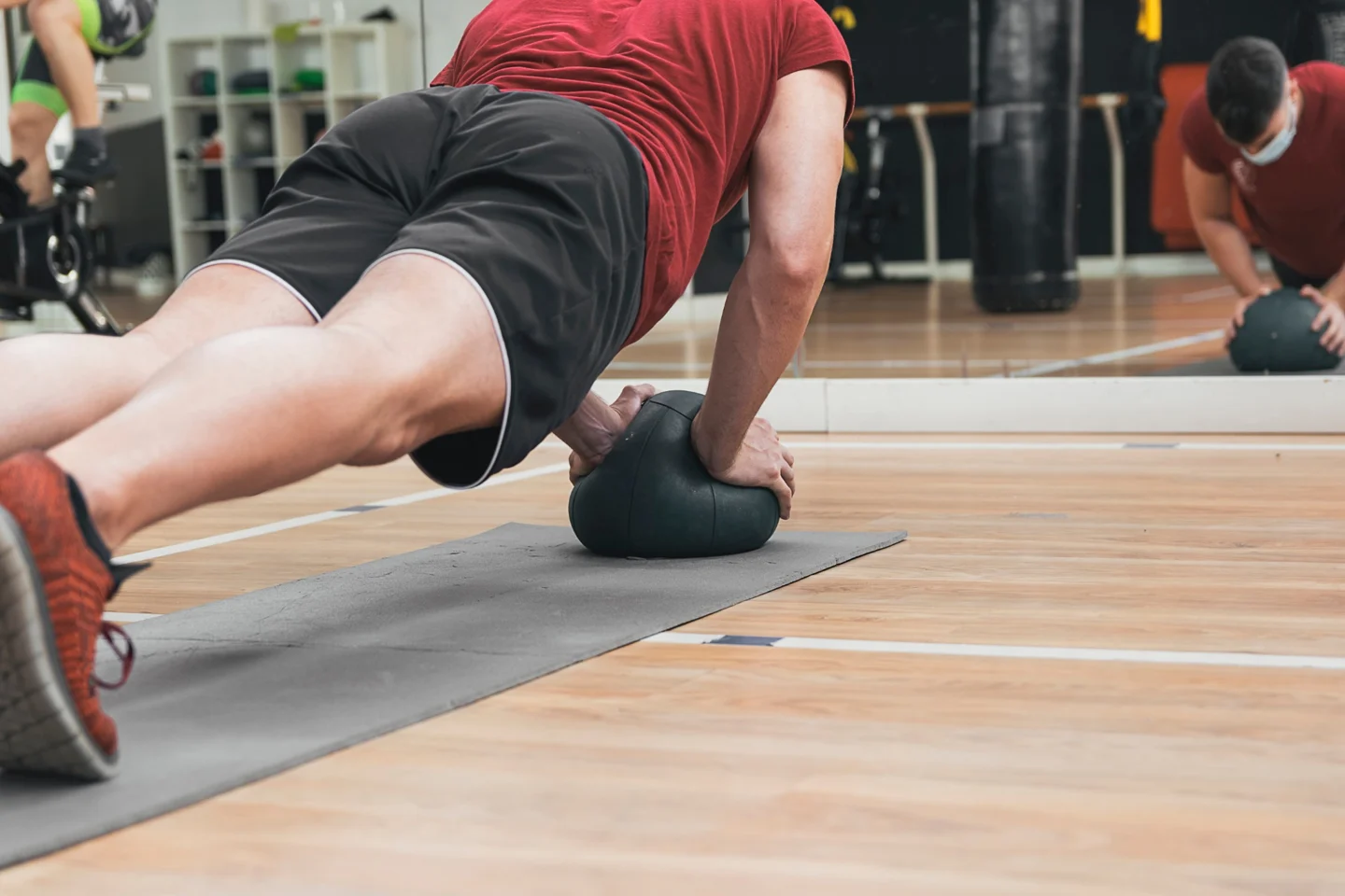 Deportista ejercitándose con una pelota de equilibrio
