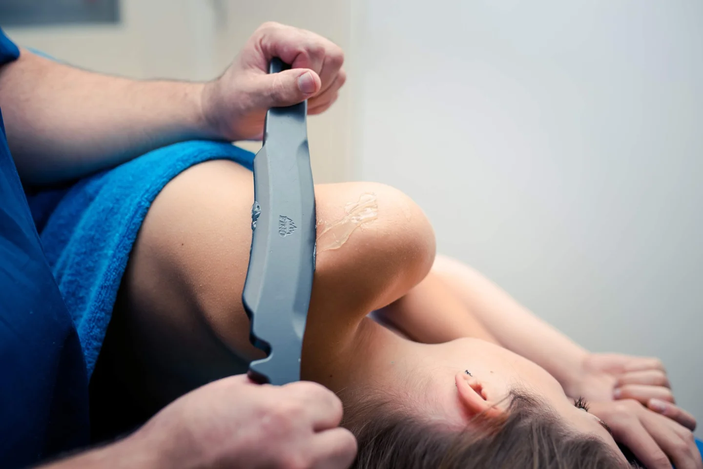 Instrument-assisted treatment of the shoulder area