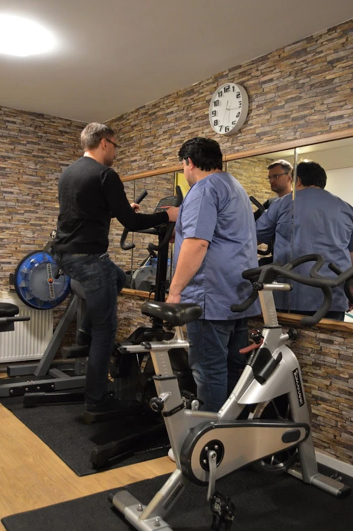Boris Feldman betreut einen Patienten im Übungsraum von Salbar