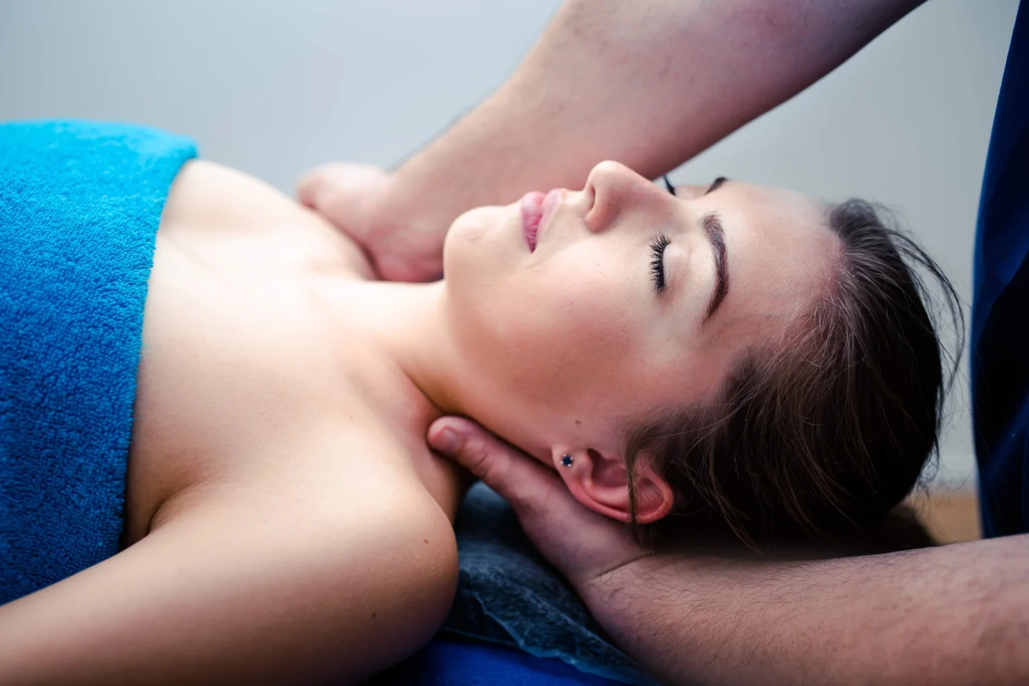 Boris treating a patient at Salbar Fysiotherapie
